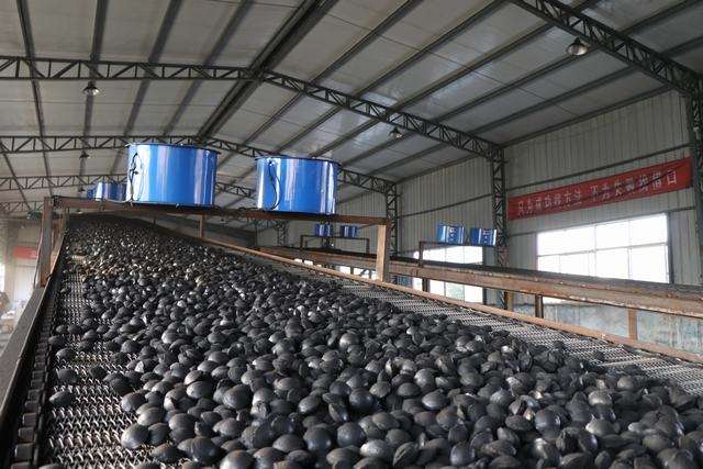 型煤壓球機(jī)生產(chǎn)現(xiàn)場(chǎng)